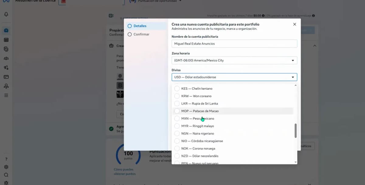 Configuración de la cuenta publicitaria de Meta con el selector de moneda abierto y la zona horaria de Ciudad de México seleccionada.