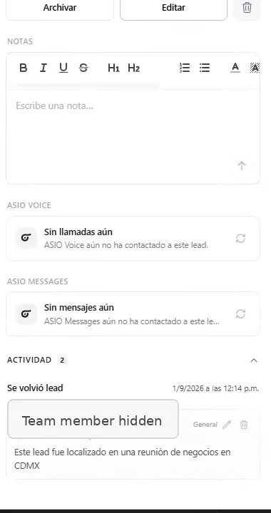 Perfil de lead del CRM de ASIO con el editor de notas, el historial de ASIO Voice y ASIO Messages, y el nombre de un integrante del equipo oculto.