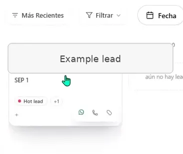 Tarjeta de lead del CRM de ASIO con un nombre de ejemplo oculto, una etiqueta e íconos de acción rápida.